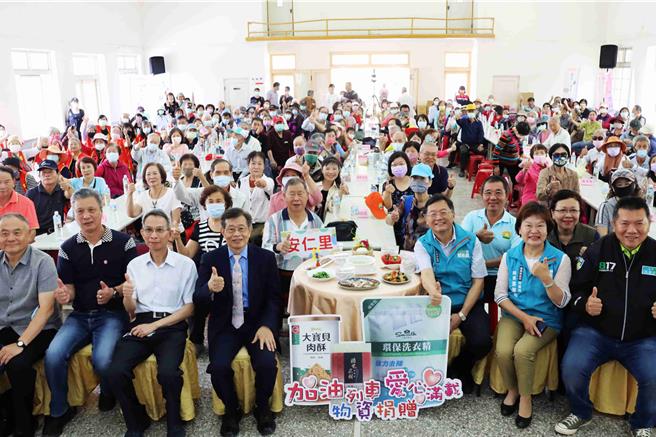 台糖油品事業部27日在嘉義縣蒜頭糖廠舉辦「加油列車、愛心滿載」公益活動。（呂妍庭攝）