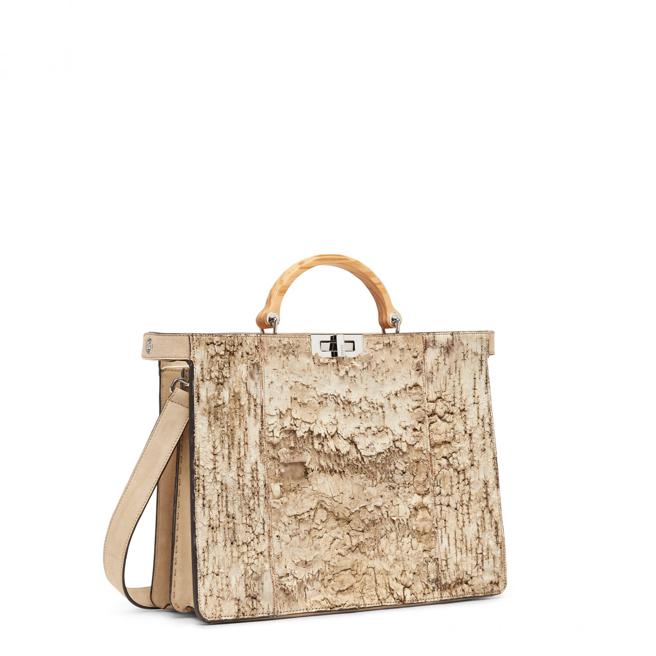 FENDI x 隈研吾合作系列 Peekaboo ISeeU Medium ，71万元。（FENDI提供）