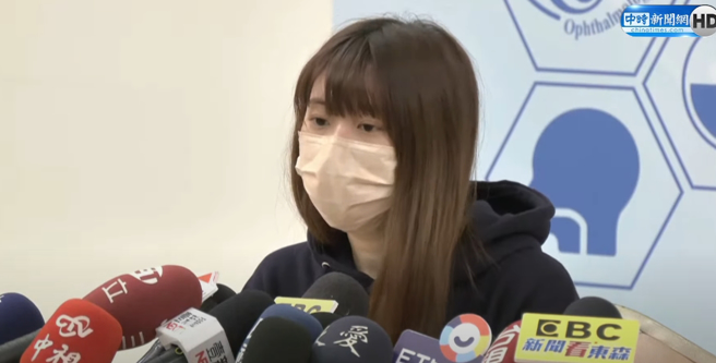 死者的女兒今日在記者會上還原父親用餐、病程的經過。（圖／翻攝自中時新聞網直播）