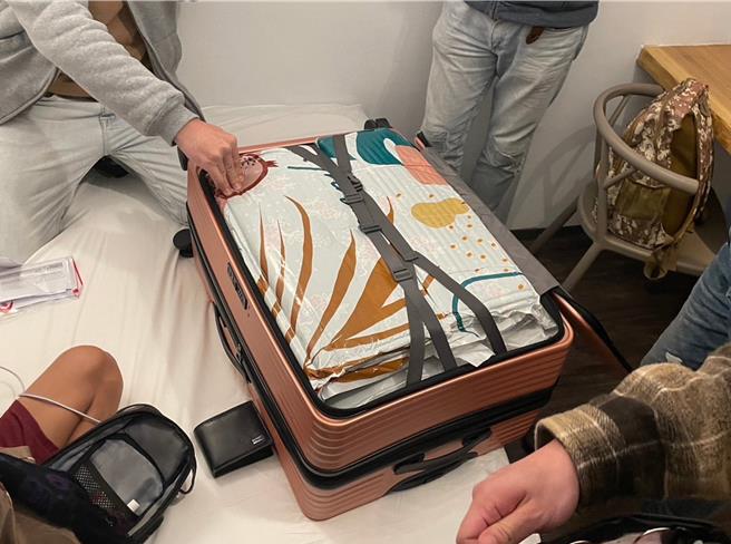 4名泰國籍嫌犯將毒品夾藏在行李箱內。（航警局提供）