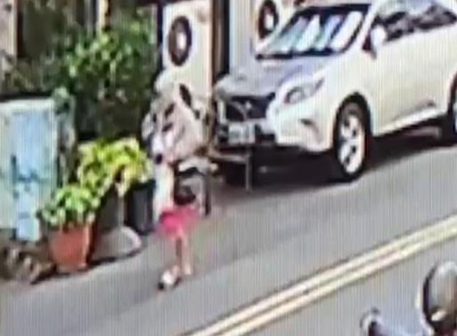 左营海军黄姓士官开车载着岁母亲坠海，导致母亲死亡，图为黄母生前的身影。（翻摄照片／林瑞益高雄传真）