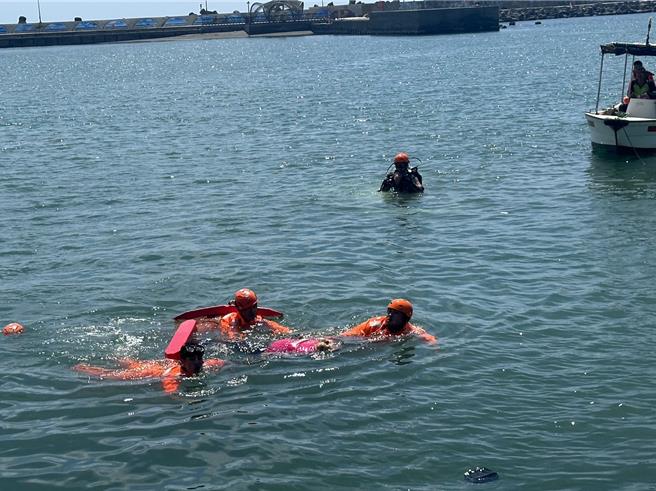 黄姓士官载着母亲坠海，海巡署与消防局人员到场搜救。（翻摄照片／林瑞益高雄传真）