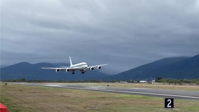 NASA科研機27日下午緩緩低空飛越台東豐年機場。（讀者提供／蔡旻妤台東傳真）