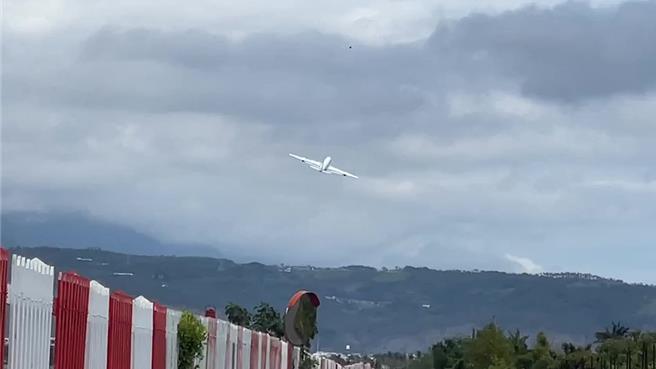 NASA科研機27日下午緩緩低空飛越台東豐年機場。（讀者提供／蔡旻妤台東傳真）