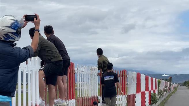 NASA科研機27日下午緩緩低空飛越台東豐年機場。（讀者提供／蔡旻妤台東傳真）