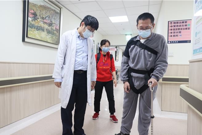 张姓男子（右一）努力復健，搭配重复经颅磁刺激（rTMS）、磁波（SIS超磁场治疗）及中医併进治疗2个月后，已可以靠着助行器走路。（常春医院提供／孙英哲彰化传真）