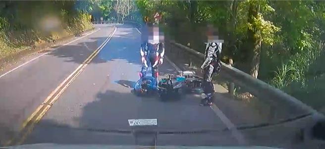 龔姓男子27日騎重機至北宜公路跑山，疑因車速過快，失控自撞護欄。（新北市消防局提供）
