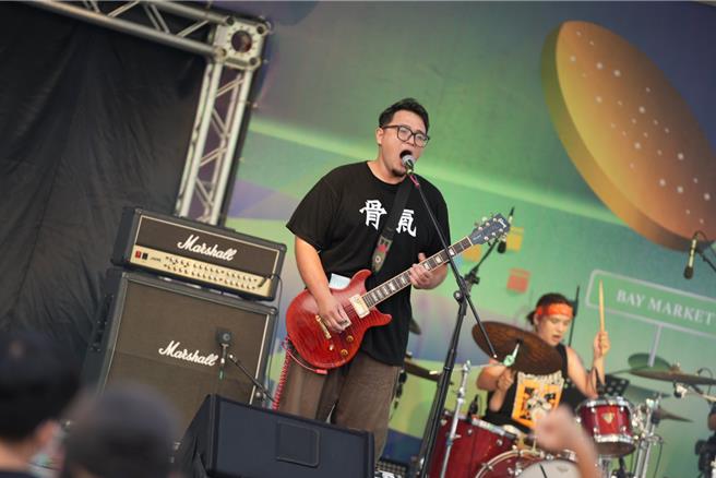 「鯊魚娃娃機ToyShark」熱血的龐克搖滾受到職棒球隊青睞。（高市青年局提供）