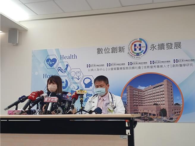 寶林茶室食物中毒案，目前累計7例就醫通報，新光醫院66歲男子今天上午搶救不治，院方下午偕同家屬出現說明。（王家瑜攝）