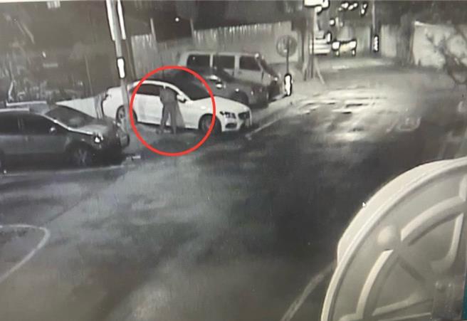 31岁林姓男子缺钱花用，日前于板桥区某停车场内，他专挑进口车下手，以击破器破坏7辆轿车车窗，窃取车内财物。（板桥警分局提供）