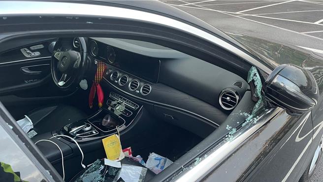 遭林男击破车窗的进口车。（板桥警分局提供）