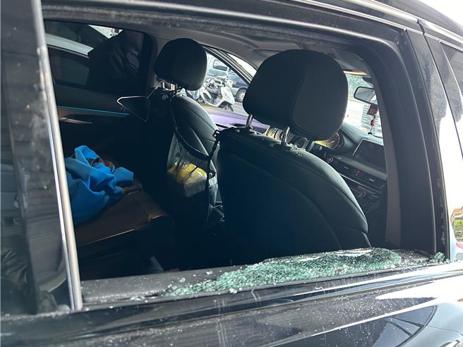 进口车车窗遭林男击破。（板桥警分局提供）