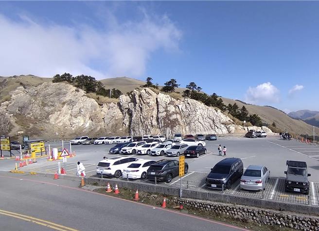 武岭有小型车停车格54格、红黄牌大型重型机车格15格，红、黄牌大型重型机车比照汽车收费。（民眾提供／杨静茹南投传真）