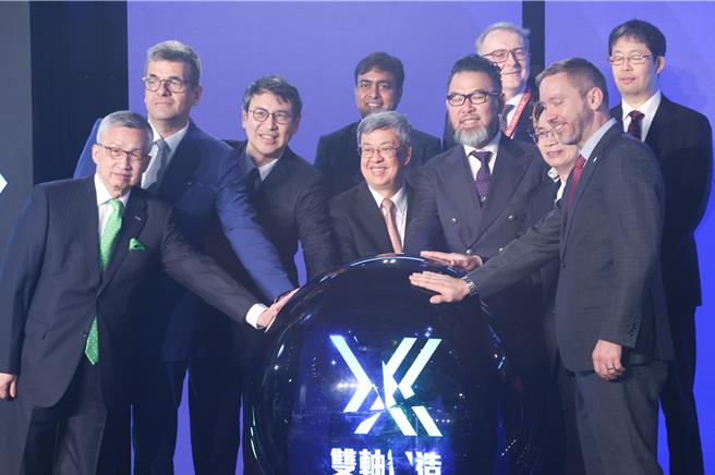 行政院長陳建仁（左前四）27日出席「台灣國際工具機展（TMTS 2024）」開幕典禮，與嘉賓一同舉行開幕儀式。（陳俊吉攝）