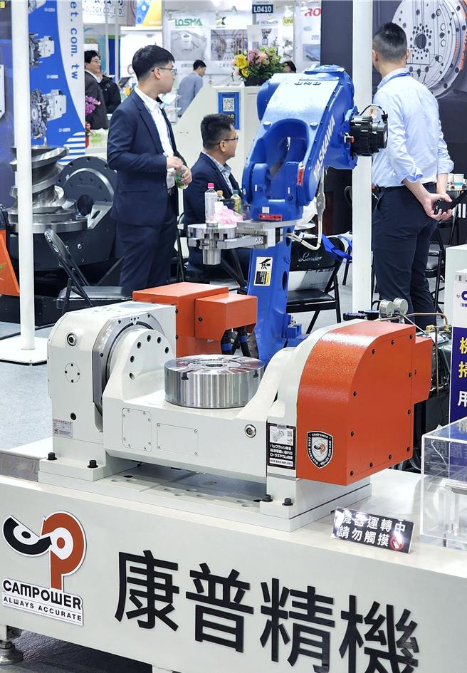 康普精機結合工具機廠共同研發的滾齒凸輪搖擺頭，主要應用於銑車複合式及五軸加工機，不論是剛性、精度、扭力皆超越國際水準。（陳信翰攝）