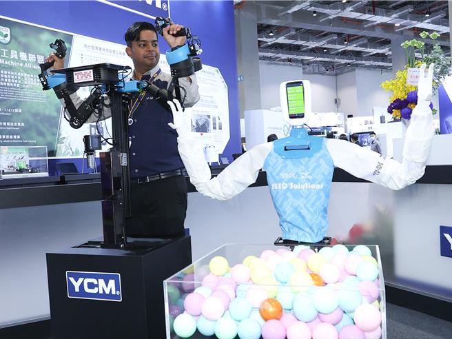 「台灣國際工具機展（TMTS 2024）」27日開幕，圖為YCM展出自動化機器人。（陳俊吉攝）