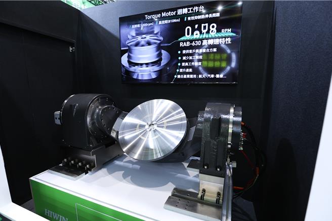 「台灣國際工具機展（TMTS 2024）」27日開幕，圖為上銀科技展出Torqua Motor迴轉工作台。（陳俊吉攝）