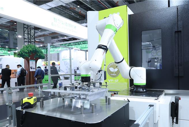「台灣國際工具機展（TMTS 2024）」27日開幕，圖為東台集團展出自動化機器手臂。（陳俊吉攝）