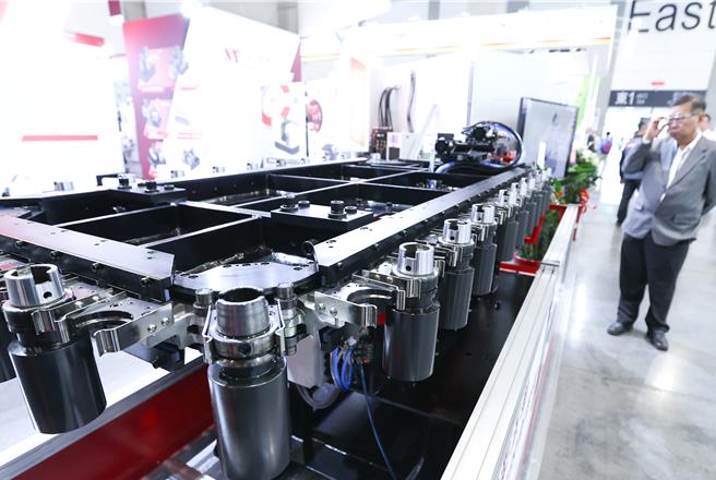 「台灣國際工具機展（TMTS 2024）」27日開幕，圖為北鉅科技展出坪置式刀庫。（陳俊吉攝）