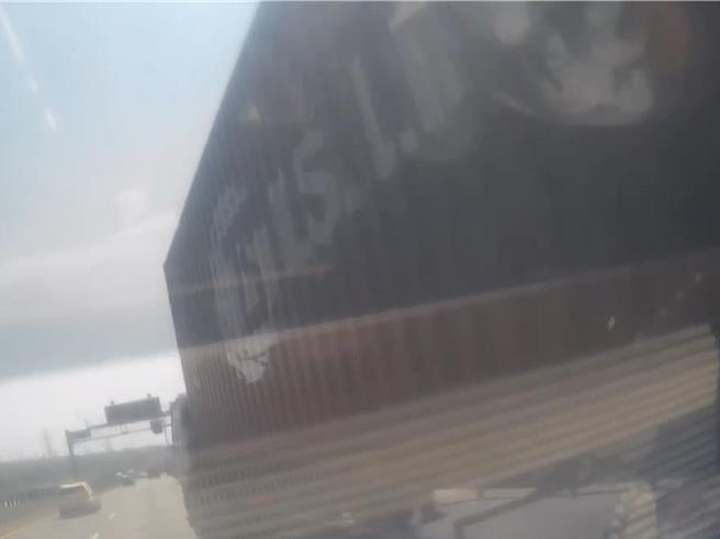 1辆货柜车在国道3号南下彰化和美段突然强行变换车道，货柜擦撞到行驶于该车道的1辆厢型车。（民眾提供／孙英哲彰化传真）