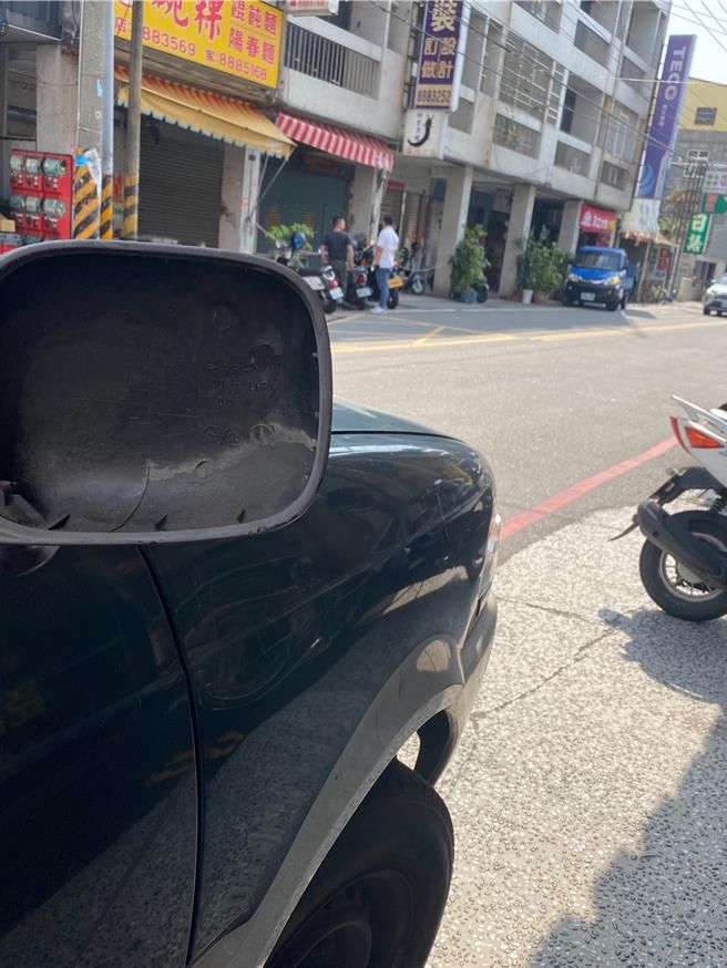 被货柜车擦撞的厢型车后视镜破制，车身留下刮痕。（民眾提供／孙英哲彰化传真）