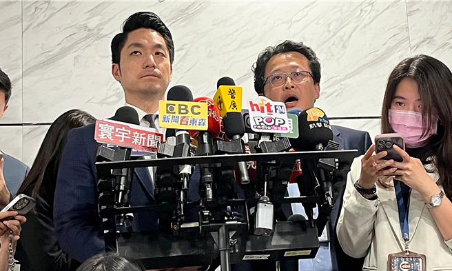 衛生局長陳彥元（右二）27日說明，66歲男性的死亡案例，起初並非典型的食物中毒症狀，因此醫療機構並未通報衛生局，但並未於期間耽誤任何治療措施。（丁上程攝）