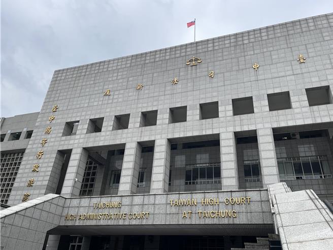 方姓女子駕車行經台中市后里區1處路口，因未禮讓行人遭裁罰3600元，方女不服提行政訴訟，台中高行院勘驗路口監視畫面，認車輛與行人距離仍有3組枕木紋，達3公尺以上距離，判原處分撤銷。（王煌忠攝）