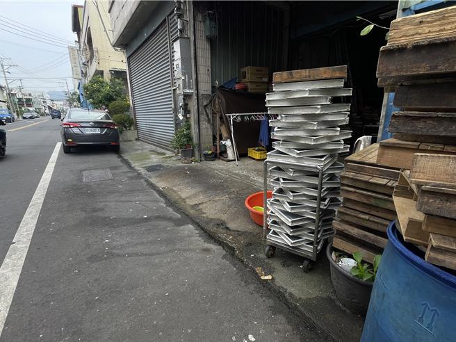 台中大里頭汴坑溪十九甲地區立仁橋河道25日再度出現萬隻魚群曝屍河道，環保局指27日查獲豆腐製造工廠因作業未妥善處理廢水，導致高濃度豆渣廢水排出汙染頭汴坑溪水。（台中市政府提供／馮惠宜台中傳真）