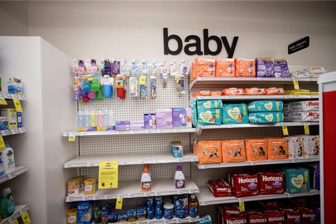 一處有販賣嬰兒用品的藥局（圖／路透社）