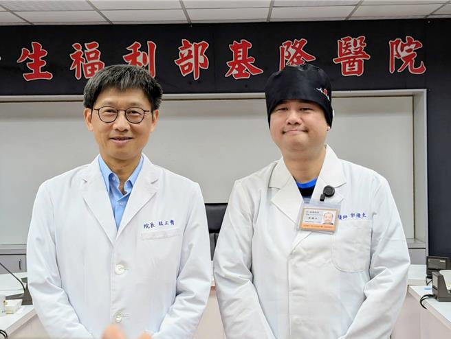 部立基隆醫院急診醫學科主任郭鐘太（圖右）呼籲，若民眾有胸悶、胸痛類似症狀，千萬不要猶豫，盡快就近到醫院急診。圖左為部立基隆醫院院長林三齊。（張志康攝）