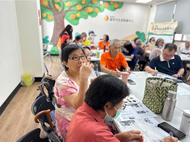 学员参加橘世代生涯发展中心芳疗纾压课程情形。（弘道基金会提供／廖素慧嘉市传真）