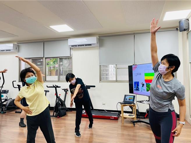 学员参与参加橘世代生涯发展中心健康促进课程。（弘道基金会提供／廖素慧嘉市传真）