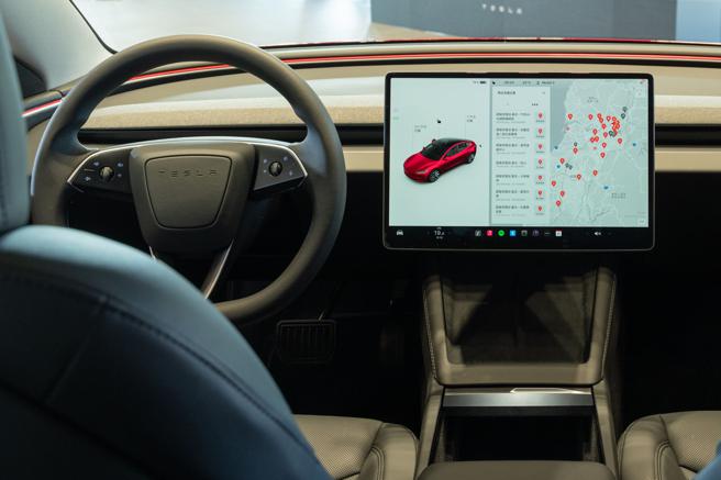 Model 3 焕新版全新方向盘设计取代传统拨杆。（Tesla提供）