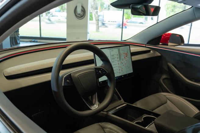 车内配置环绕式256色气氛灯。（Tesla提供）