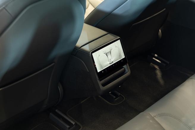 后排8吋触控萤幕。（Tesla提供）