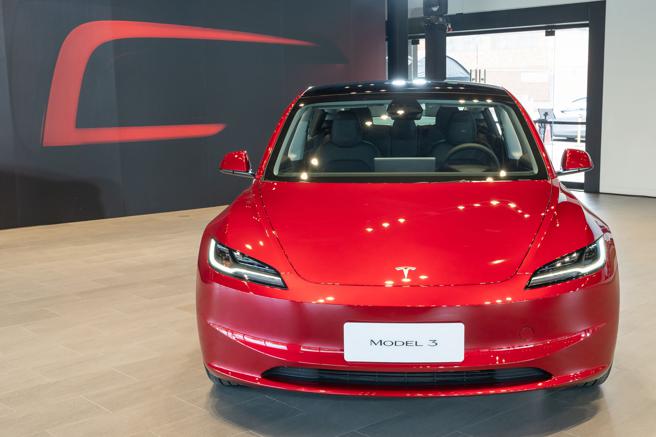 新车色烈焰红需加价7万5000元。（Tesla提供）