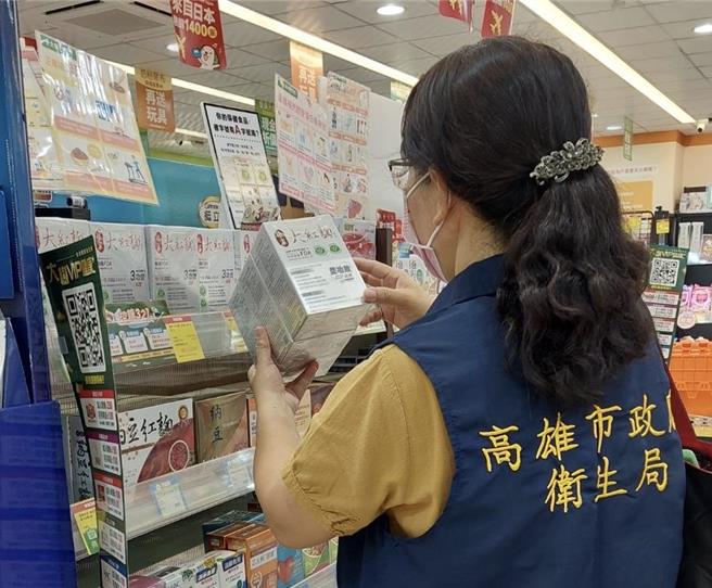 日本「小林製藥」紅麴保健食品致死風波延燒，高雄市衛生局主動針對食藥署公告全國自主通報業者進行市場端下架回收情形稽查。（高市衛生局提供／楊舒婷高雄傳真）