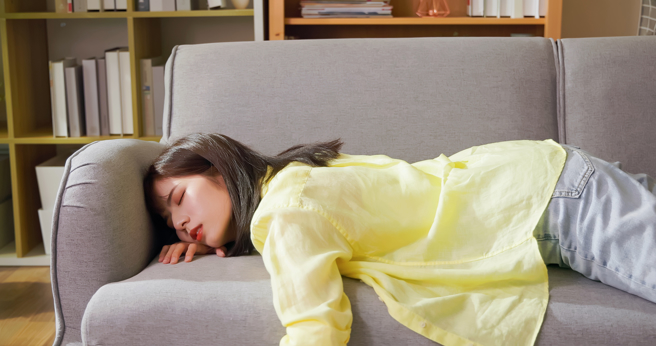 英國一名22歲女子覺得異常疲憊，於是到醫院做檢查，才知懷孕8個月，但她腹部卻沒有隆起。(示意圖:shutterstock/達志)