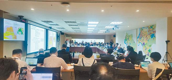 《国土计画法》原订明年4月30日上路，但近期传出可能展延的消息；图为台北市国土计画审议会第3次会议。(本报资料照片)