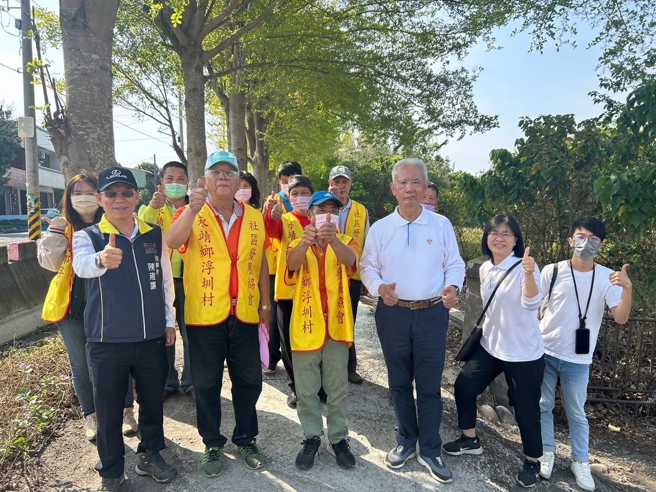 顶新和徳文教基金会创办人魏应充与彰化县永靖乡共好协会理事长陈雍让亲自到浮圳村与村长志工们交流分享。（顶新和德文教基金会提供）