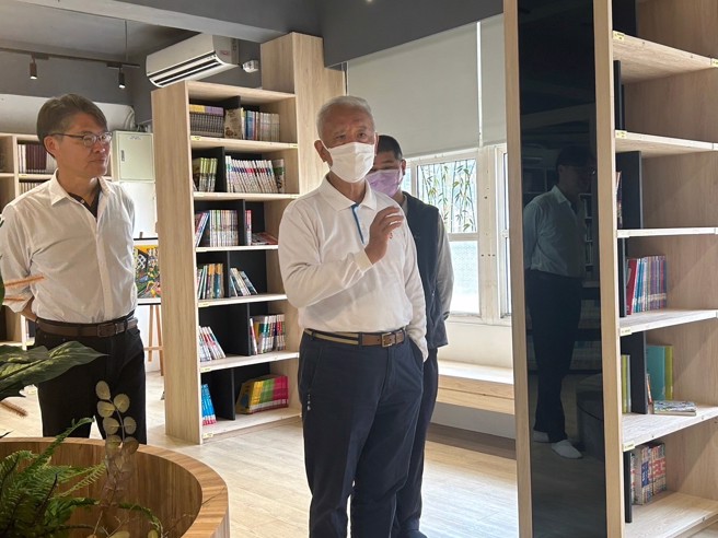 魏应充故乡的小学捐助一座又一座的书轩，买了数百本好书，只盼孩子们来读。（顶新和德文教基金会提供）