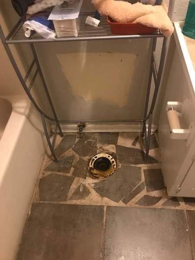 整個馬桶不見。（圖／翻攝自Reddit）