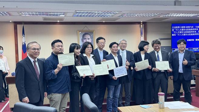 立法院内政委员会审查「「行人交通安全设施条例」草案，经过数小时讨论审查，最后通过送院会二、三读。（蔡亚桦摄）