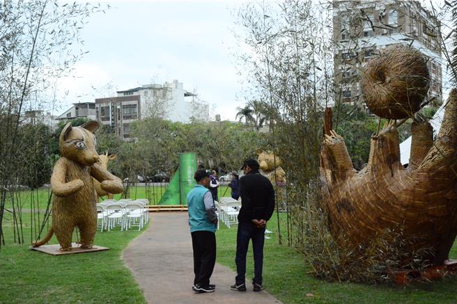 「竹博覽會」東部唯一場在花蓮，「竹間天地」將從3月30日起在富里鄉農會羅山展售中心等4處展出，還有大型竹編藝術，今天就先在縣府廣場前展出。（王志偉攝）