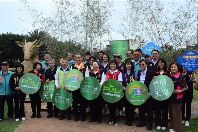 「竹間天地」30日富里鄉登場，今天到縣府前展出，期望讓遊客感受竹產業多樣化。為活動暖身。（王志偉攝）