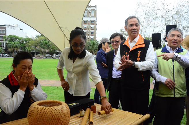 縣長徐榛蔚（左）體驗竹療，散發出自然，讓人放鬆。（王志偉攝）