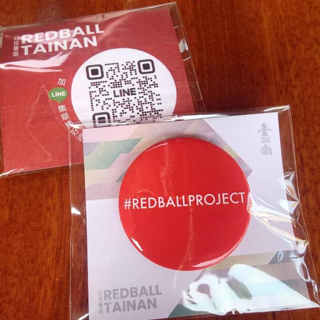 民眾于红球、新艺奖展出点集点可获得红球勋胸章 (图片来源：台南文化局提供)