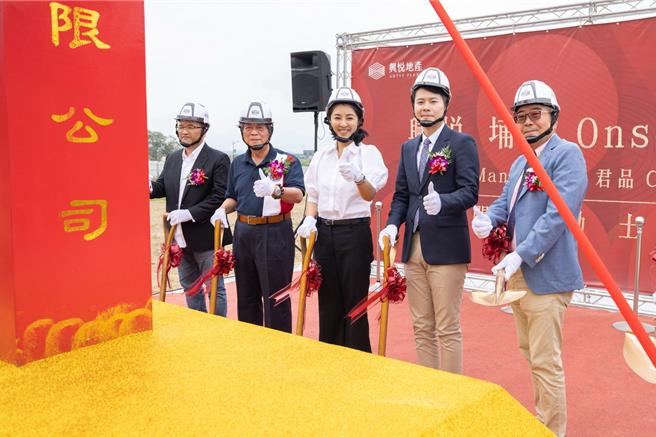 兴悦地产与云品合作打造「兴悦埔里温泉会馆」27日动土，兴悦董事长李全富（右起）、总经理李鸿岳、南投县长许淑华等人执铲祈求工程圆满顺利。（南投县政府提供／杨静茹南投传真）