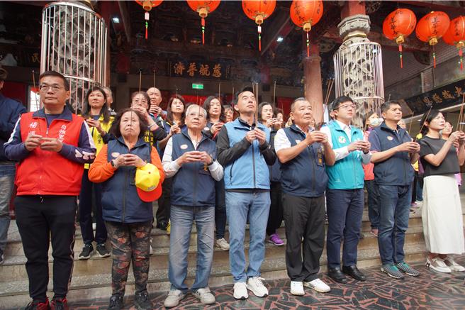 桃园莲华寺为纪念观世音菩萨诞辰，举办系列庆祝活动，27日举办祈安遶境，28日观世音普萨圣诞祈福法会，为信眾们共同祈福，并向观世音佛祖表达敬意和感恩。（庙方提供）