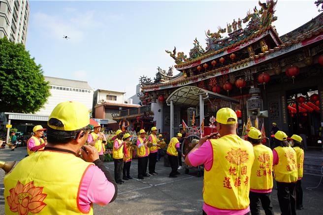 桃园莲华寺为纪念观世音菩萨诞辰，举办系列庆祝活动，27日举办祈安遶境，28日观世音普萨圣诞祈福法会，为信眾们共同祈福，并向观世音佛祖表达敬意和感恩。（庙方提供）